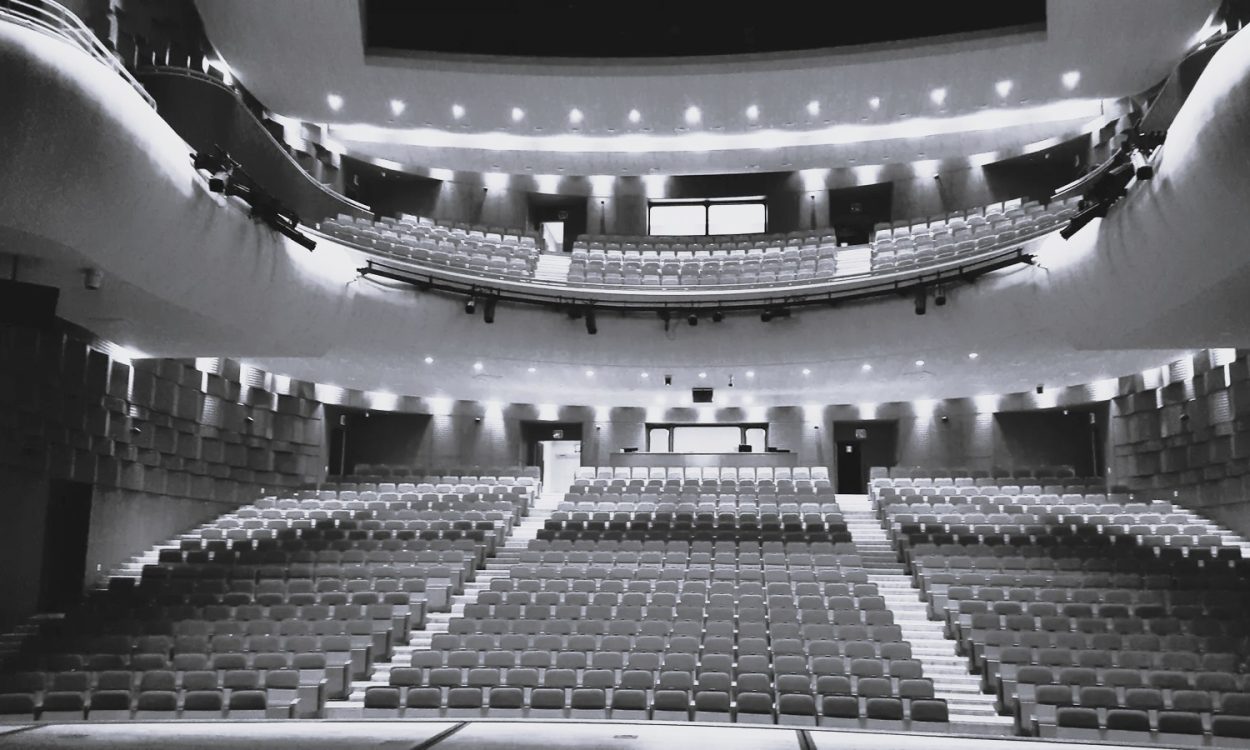 vista-de-las-sillas-rojas-en-el-auditorio